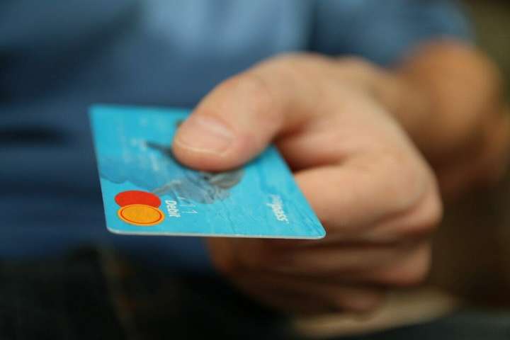 Банки починають блокувати оплату карткою у відділеннях «Нової Пошти» за рахунок кредитних коштів