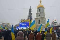  Очікується, що зі сцени, встановленої на площі, до присутніх звернуться визнані моральні авторитети 
  