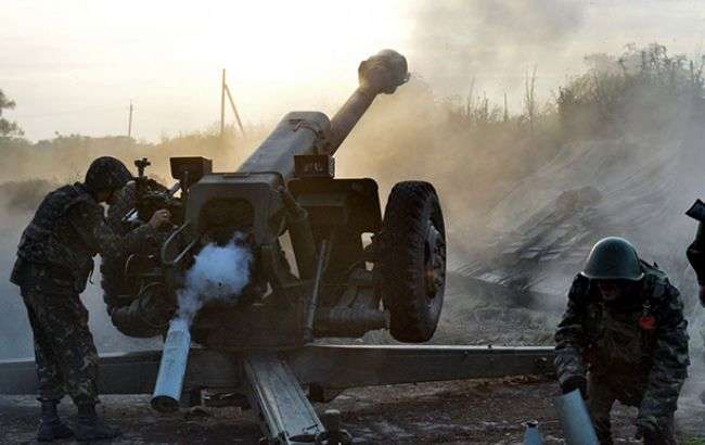 Бойовики на Донбасі гатили із БМП та зенітних установок: є поранений