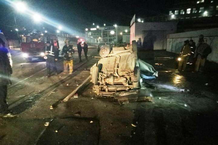 У Мелітополі автомобіль врізався в електроопору: двоє загиблих