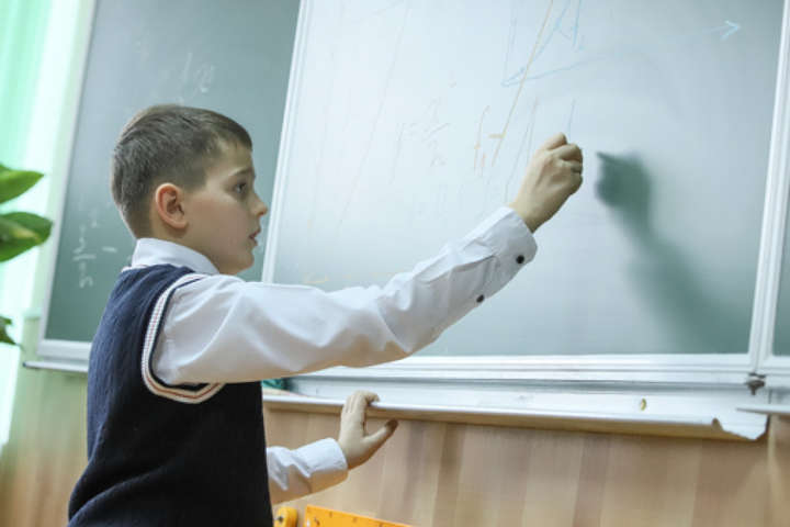 Рекорд України: Дев'ятирічний вундеркінд розповів одинадцятикласникам про матаналіз
