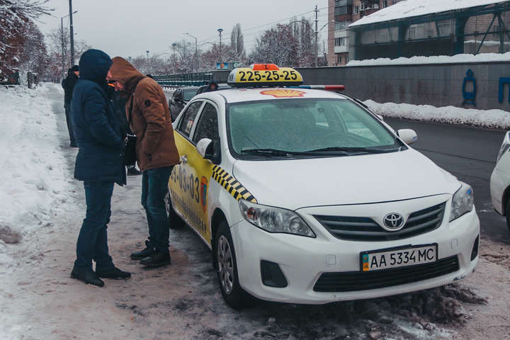 У столиці пасажир викрав автомобіль у таксиста, погрожуючи зброєю