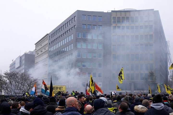 Протести проти міграційного пакту ООН у Брюсселі: натовп кидає шашки