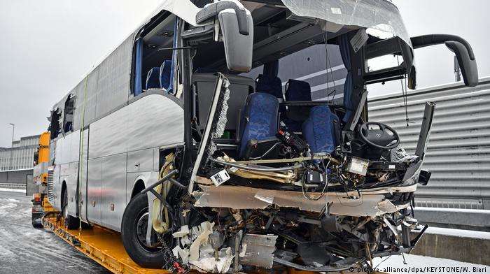 У Швейцарії автобус потрапив у ДТП: є загиблий, 44 постраждалих