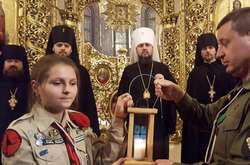 Предстоятелю Православної церкви України передали Вифлеємський вогонь миру