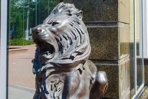 В Одесі біля входу в університет вкрали скульптури левів