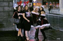 Бійки, алкоголь та святковий настрій. Різдвяні вечірки в Великобританії набирають оберти