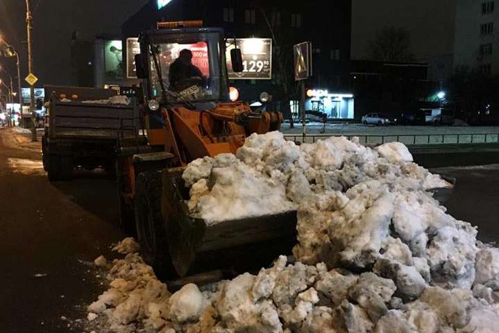 Комунальники за два дні вивезли з Києва більше 5 тонн снігу (фото)