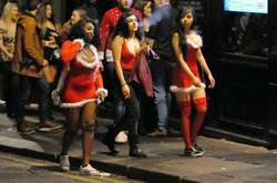 Драки и алкоголь: рождественские вечеринки в Великобритании набирают обороты