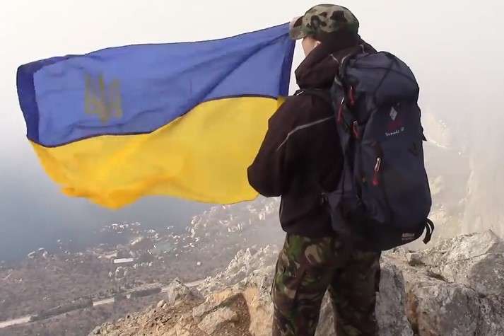 У Кримських горах розгорнули прапор на підтримку українських моряків (відео)