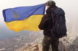 У Кримських горах розгорнули прапор на підтримку українських моряків (відео)