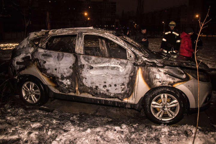 У дворі висотки у Києві згорів автомобіль (фото)