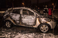  Внаслідок загоряння пошкоджено салон, моторний відсік, фари та лакофарбове покриття автомобіля 