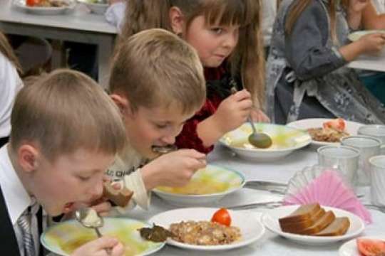 Столичних школярів годують небезпечними обідами: до їдалень ідуть ревізори