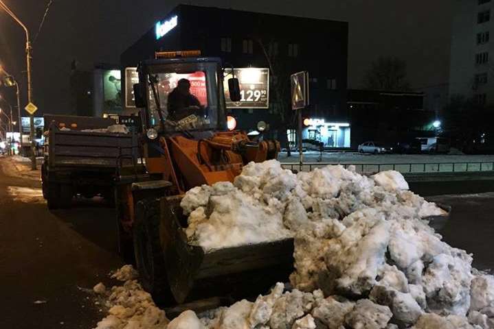 За два дня коммунальщики вывезли из Киева 5350 тонн снега