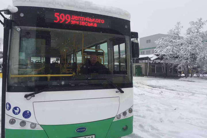 На маршруті у Києві почав курсувати електробус (фото)