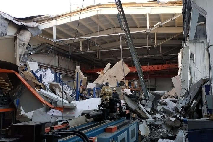 Внаслідок обвалу даху на заводі в Росії загинули три людини