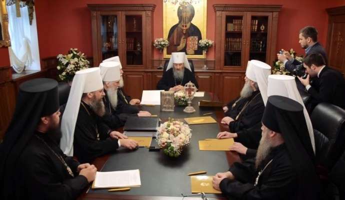 Московська церква звільнила митрополита, який перейшов до Української православної церкви