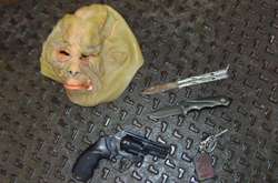 У зловмисників вилучили викрадені кошти, маски, електрошокер та предмет, схожий на пістолет