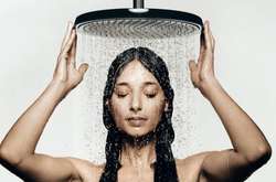 Врачи-дерматологи утверждают, что ежедневно принимать душ вредно для здоровья