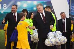 За словами президента, у Дніпропетровській області сьогодні понад 80% людей в сільській місцевості вже об'єдналися в громади і люди самі визначають, як розпоряджатися своїми грошима