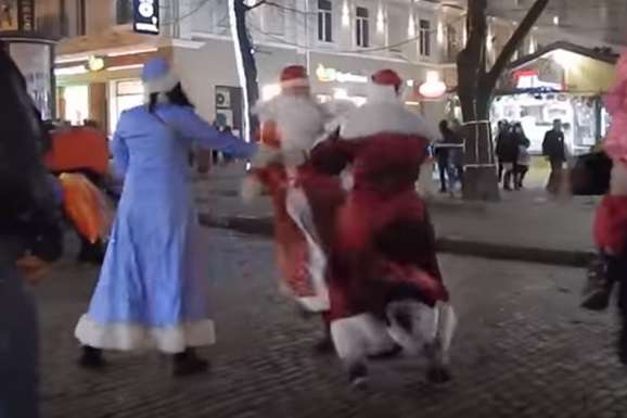 Діди Морози побилися у центрі Одеси (відео)