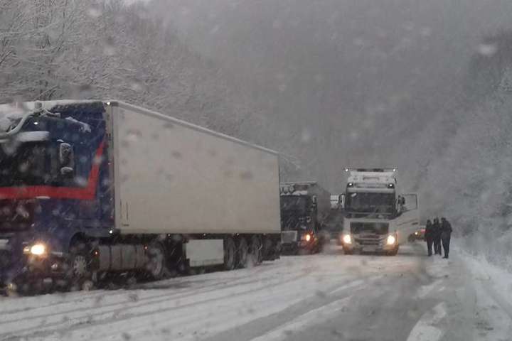 У Львівській області обмежили рух фур через снігопад