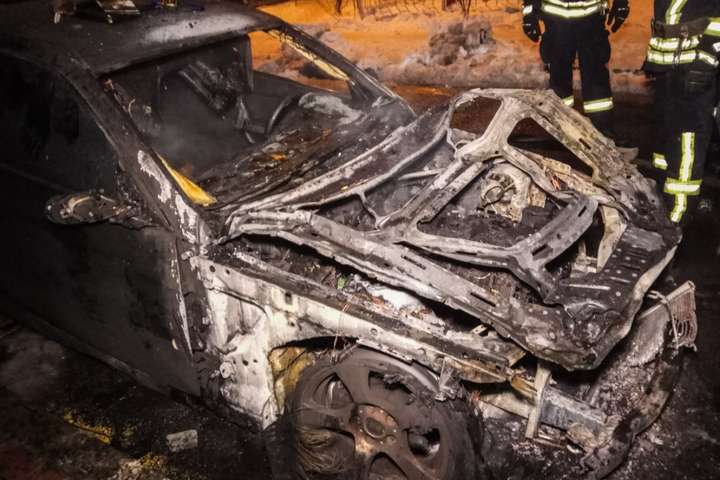 На Позняках невідомий спалив два автомобілі (відео)
