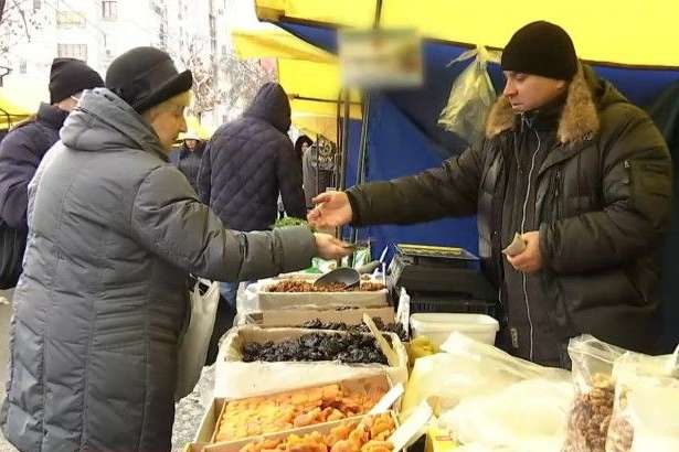 У Києві ярмарки: де дешевше купити продукти на новорічний стіл (адреси)