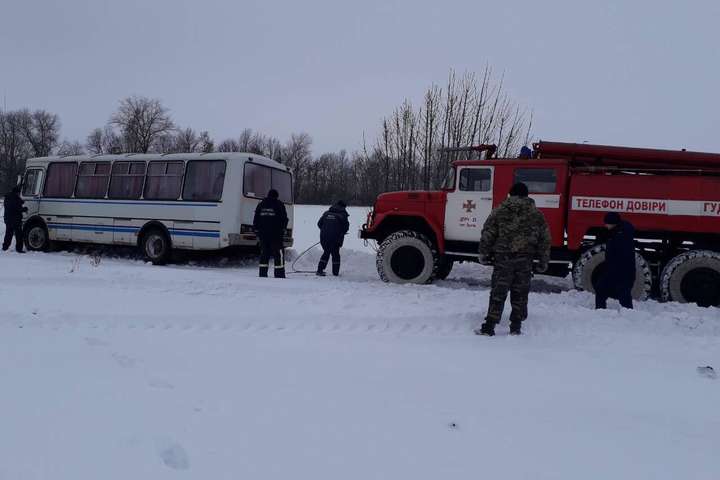 На заході України випало до 30 см снігу: «Укравтодор» повідомив про стан доріг  