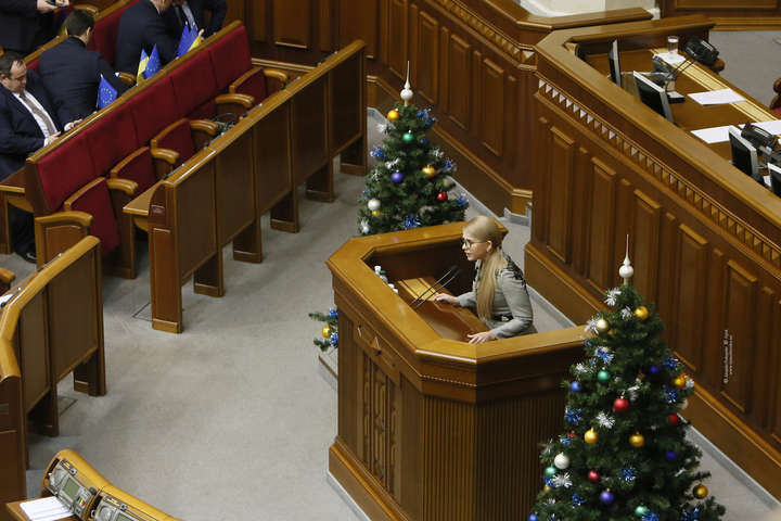 Тимошенко закликає депутатів продовжити мораторій на продаж землі ще на 5 років