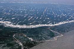 У Китаї за ніч замерзло величезне озеро