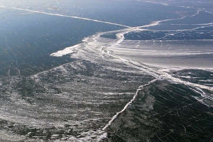 В Китае за ночь замерзло большое озеро площадью 300 квадратных миль