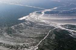 В настоящее время любители зимней рыбалки ждут, пока озеро полностью замерзнет, прежде чем выйти на лед для начала ежегодного рыболовного сезона