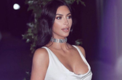 Увидеть все: Ким Кардашян примерила слишком «голое» платье