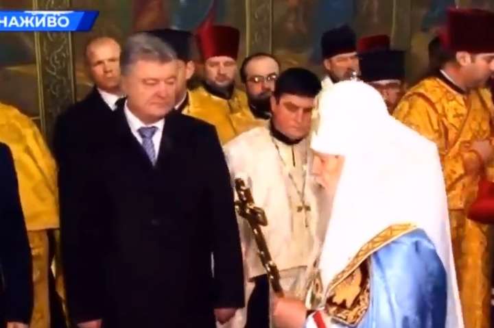 В молебні приймає участь патріарх Філарет - Порошенко прийшов на молебень з Філаретом (відео)