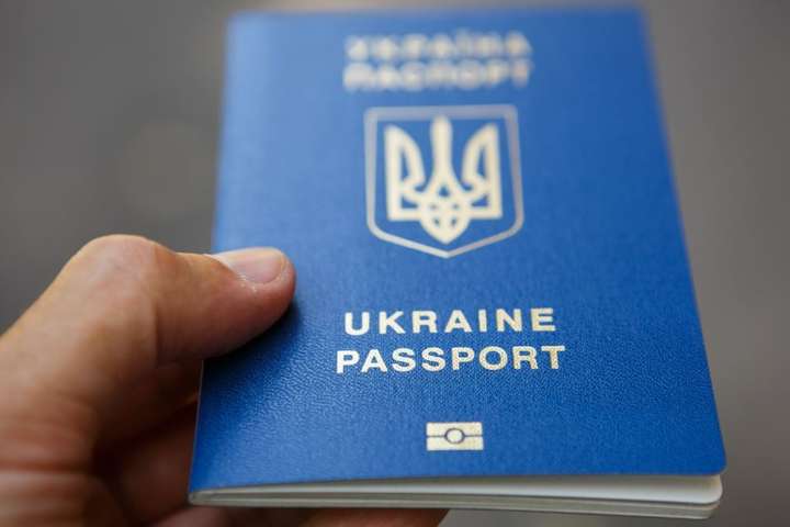 Українці оформили більш як 4 млн закордонних паспортів цього року 