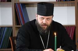 За словами митрополита Михаїла, він дійшов до думки, що зараз історичний момент і вирішується не просто його доля, а доля України, тому варто поступитися