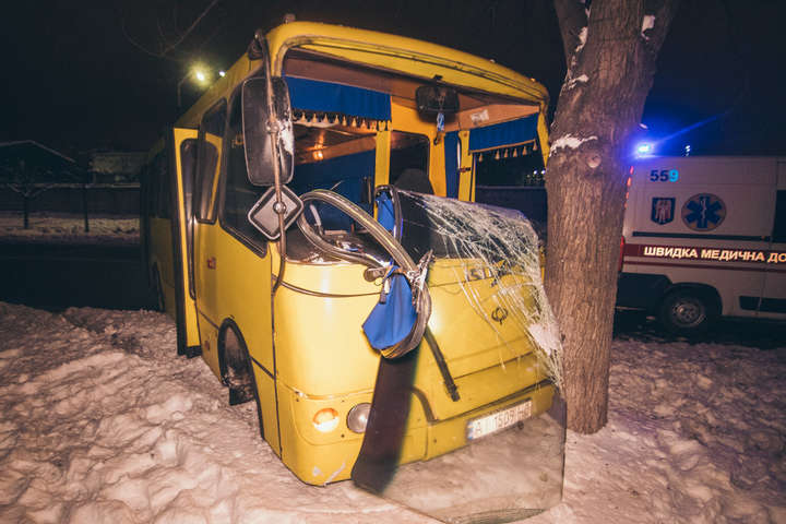У Києві маршрутка з пасажирами збила пішохода і врізалася в дерево (відео)