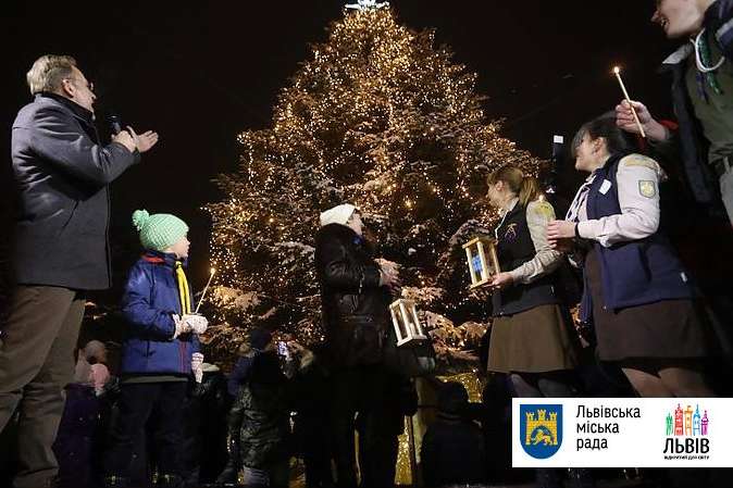 У Львові відкрили головну новорічну ялинку (відео)