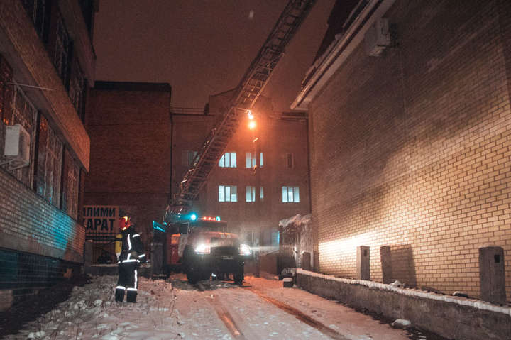 На Шулявці у Києві горіла офісна будівля (фото, відео)