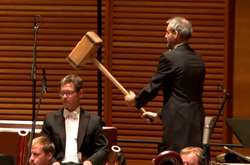 В Канаде музыкант оркестра настолько увлекся игрой, что случайно зарядил напарнице палочкой в лицо (видео)