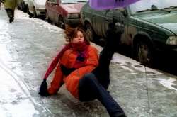 Кияни отримують травми через ожеледицю на тротуарах