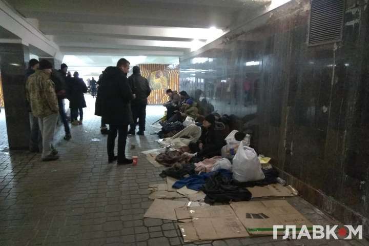 Безхатченки окупували підземний перехід на Майдані (фото, відео)