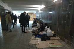 Безхатченки окупували підземний перехід на Майдані (фото, відео)