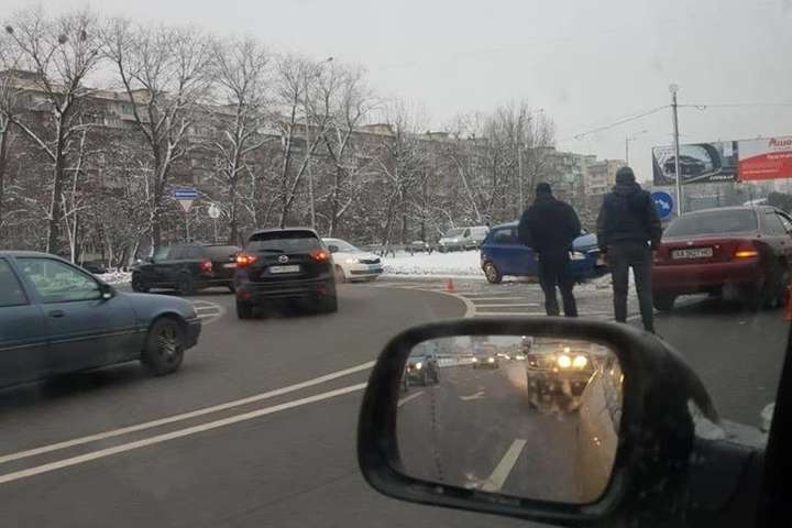 На Окружній у Києві сталися дві ДТП (фото)
