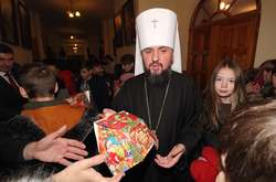 Митрополит Епіфаній передав дітям подарунки від святого Миколая. Фотогалерея