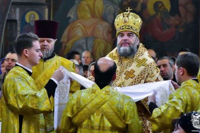 «Бачу лише одне – розділення Вінницької єпархії. Ті, хто залишилися з владикою Симеоном, з ним і лишатимуться. А промосковські зроблять вибір на користь того архієрея, якого їм направлять», - вважає єпископ Михаїл - В Українській церкві заявляють, що за митрополитом Симеоном пішла більшість парафій Вінниччини