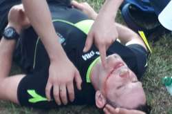 Аргентинський футболіст під час матчу вдарив суддю за червону картку (відео)