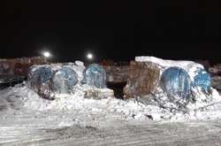 Передноворічний колапс в «Борисполі»: під снігом лежать документи, посилки та імпортне обладнання 